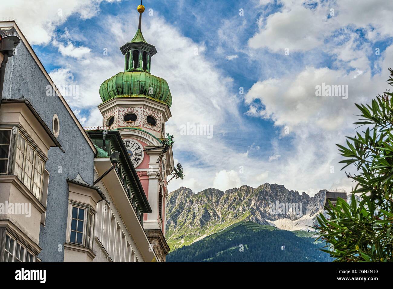 Horloge du XVe siècle et tour d'observation sur Maria-Theresien-Straße, avec les Alpes autrichiennes en arrière-plan. Innsbruck, Tyrol, Autriche, Europe Banque D'Images