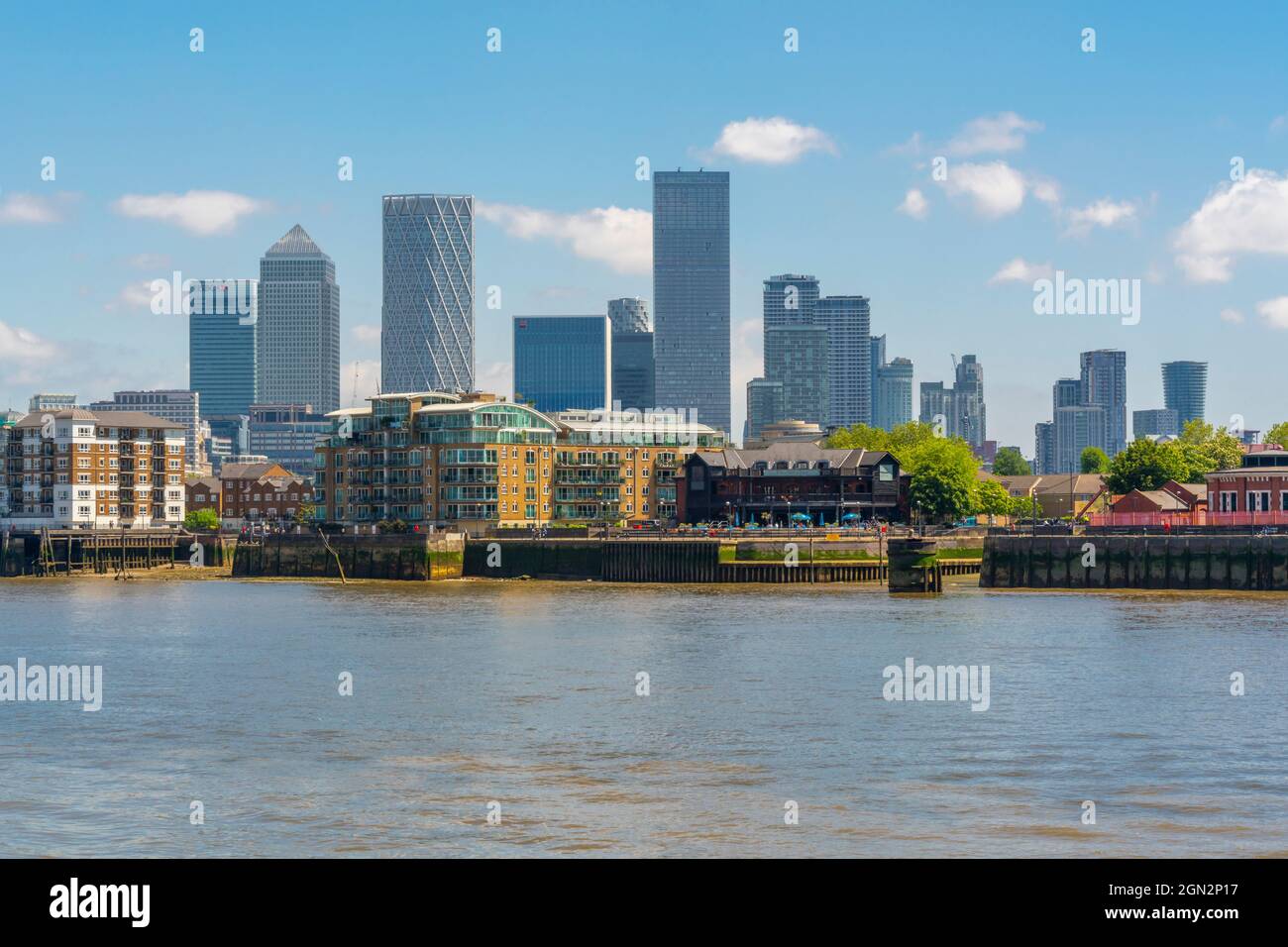 Vue sur Canary Wharf Financial District depuis Thames Path, Londres, Angleterre, Royaume-Uni, Europe Banque D'Images