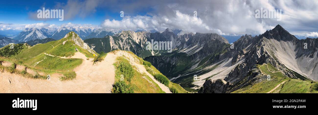 Vue panoramique de la crête depuis Seefelder Spitze en été. Panorama pittoresque des montagnes dans les Alpes de Karwendel au Tyrol, Autriche. Banque D'Images