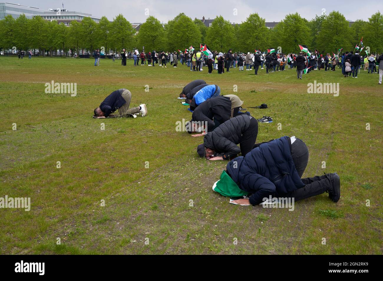 Un groupe d'hommes prient avant de participer à une manifestation pro-palestinienne. Banque D'Images