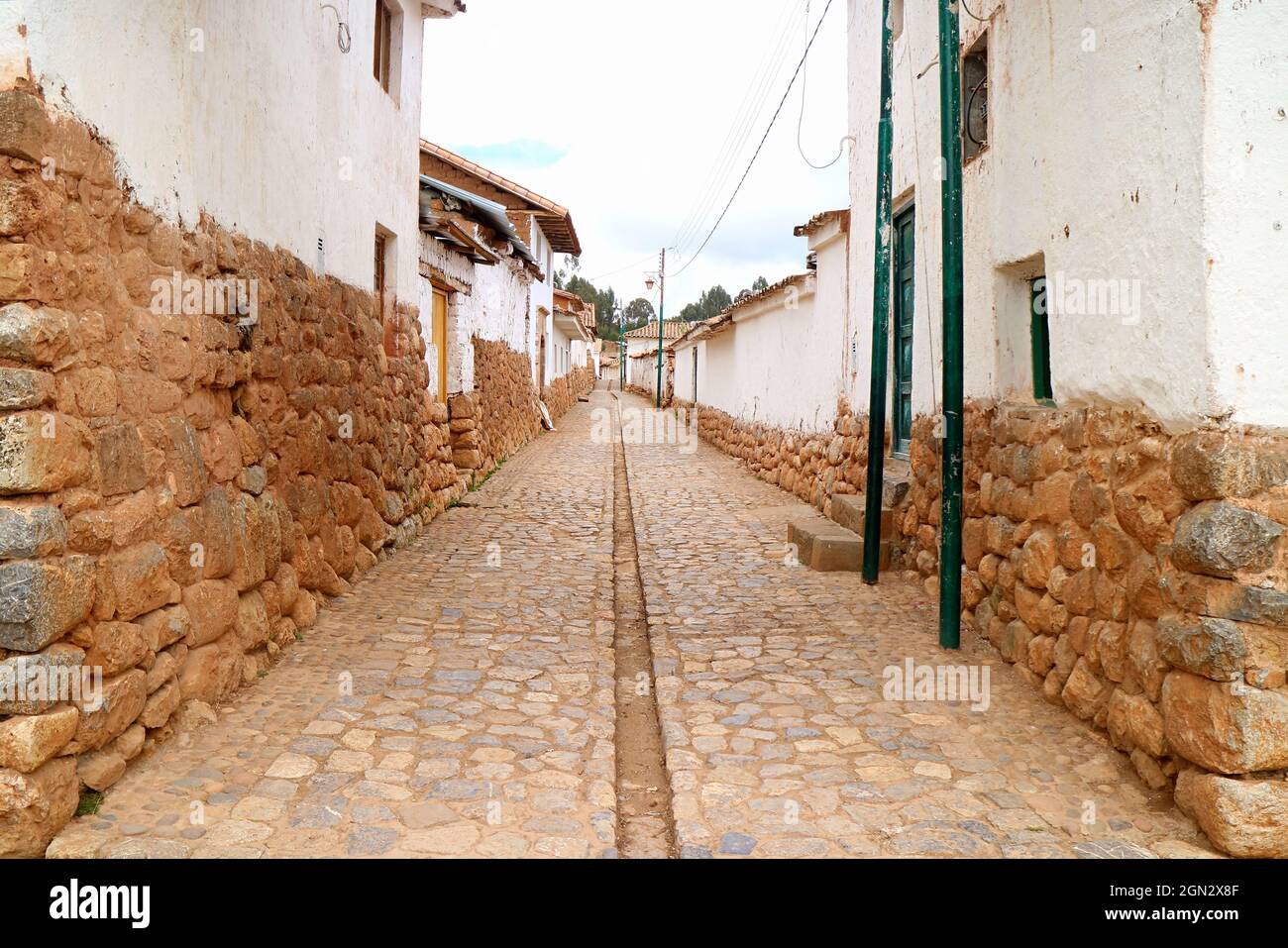 Chemin en pierre parmi les anciens bâtiments de maçonnerie en pierre de Chinchero, le village andin dans la Vallée Sacrée des Incas, Cuzco, Pérou Banque D'Images