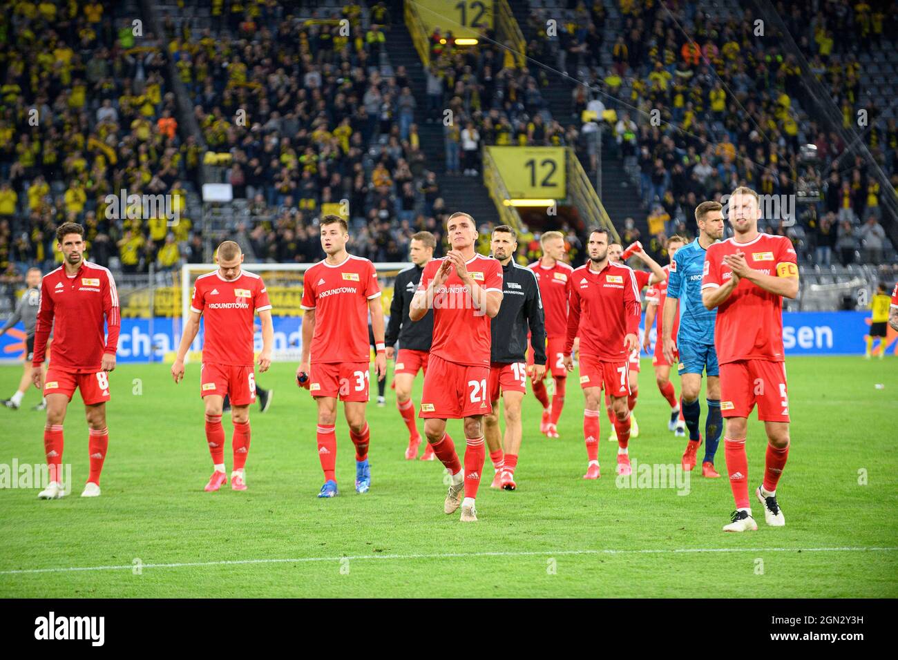 Équipe UB remercie les fans après le jeu, de gauche à droite Rani KHEDIRA (UB), Robin KNOCHE (UB), Grischa PROEMEL (PrÃÂ ömel, UB), Levin OEZTUNALI (ÃÂ - ztunali, UB), goalwart Andreas LUTHE ( UB), Marvin FRIEDRICH (UB) Soccer 1. Bundesliga, 5ème jour de match, Borussia Dortmund (DO) - Union Berlin (UB) 4: 2, le 19 septembre 2021 à Dortmund/Allemagne. Les règlements #DFL interdisent toute utilisation de photographies comme séquences d'images et/ou quasi-vidéo # Ã ‚ Banque D'Images