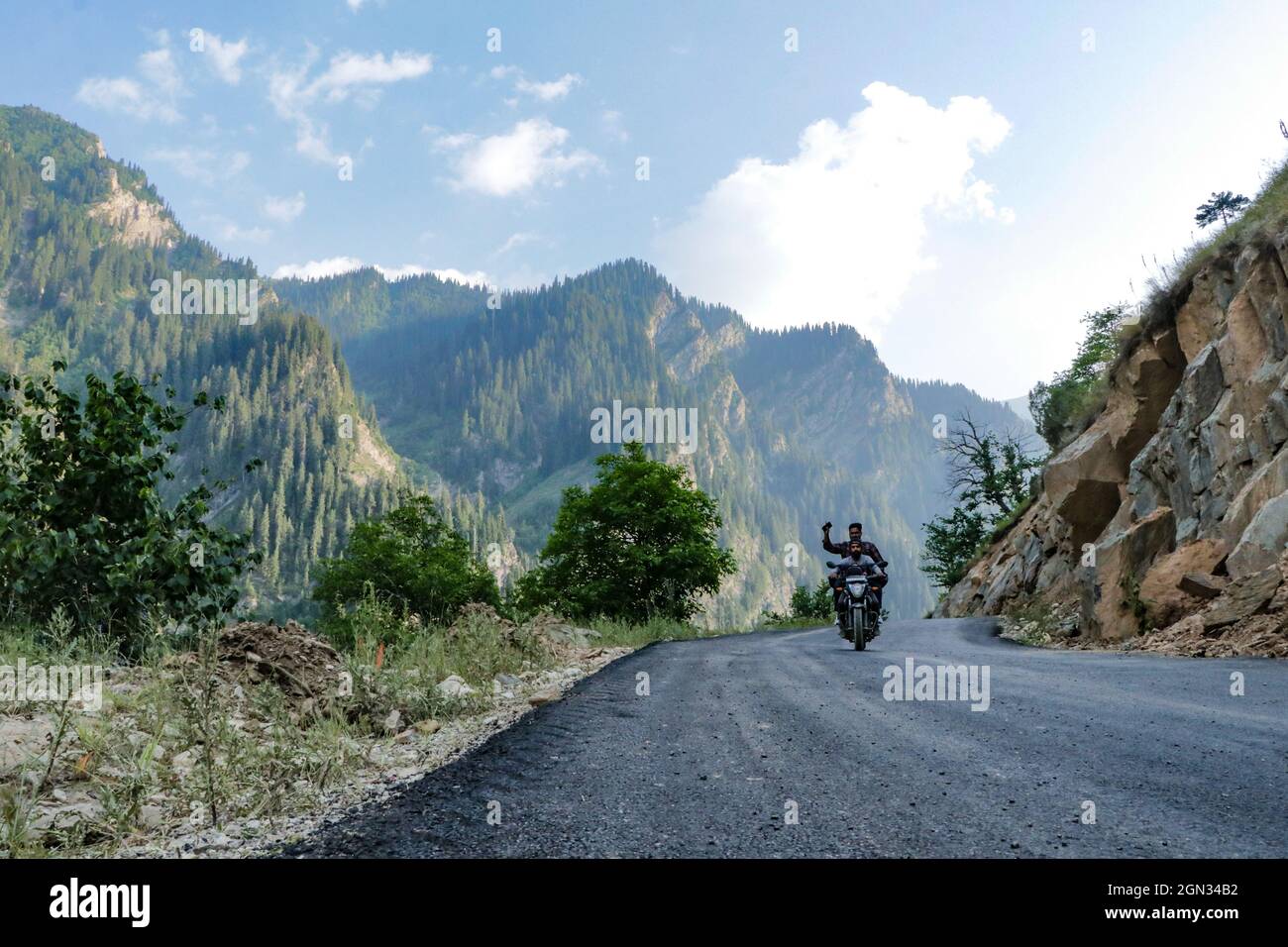 Bandipora, Jammu-et-Cachemire, Inde. 21 septembre 2021. Le 21 septembre 2021, un homme fait une moto le long d'une route de montagne isolée en hauteur dans l'Himalaya reliant Srinagar à Gilgit Bertistan, dans le district de Bandipora. Le Col de Razdan est le seul col de haute altitude entre Srinagar et Gurez, à une hauteur de 11 672 pieds au-dessus du niveau de la mer. La route qui traverse le col, appelée autoroute Bandipora-Gurez, relie plusieurs villages éloignés, y compris ceux situés près de la LOC, à Bandipora et Srinagar. Crédit: Adil Abbas/ZUMA Wire/Alay Live News Banque D'Images