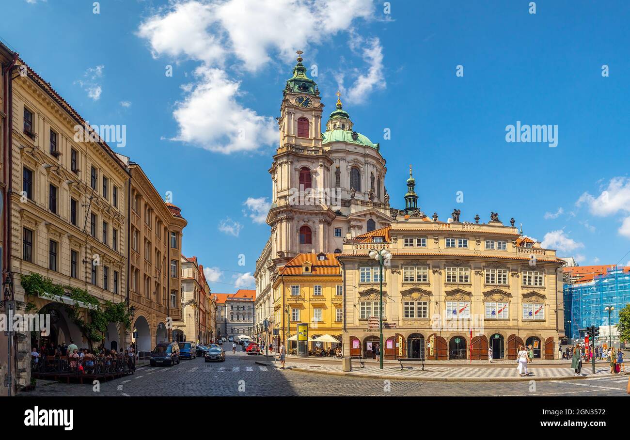 Eglise Saint-Nicolas et Palais de Gromling sur la place de la petite ville, Prague, République tchèque Banque D'Images
