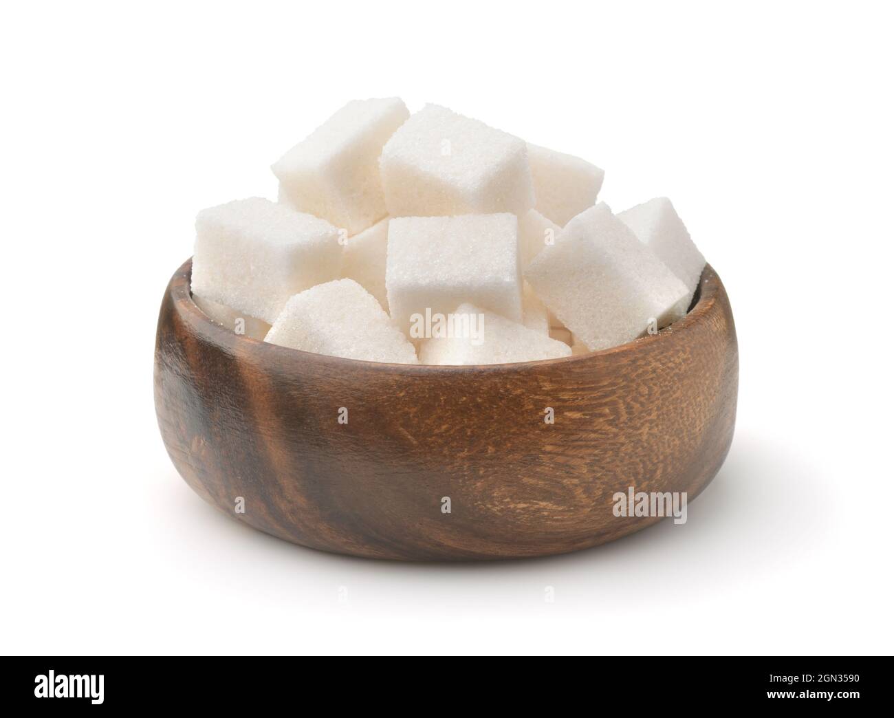 Bol en bois de cubes de sucre blanc raffiné isolé sur blanc Banque D'Images