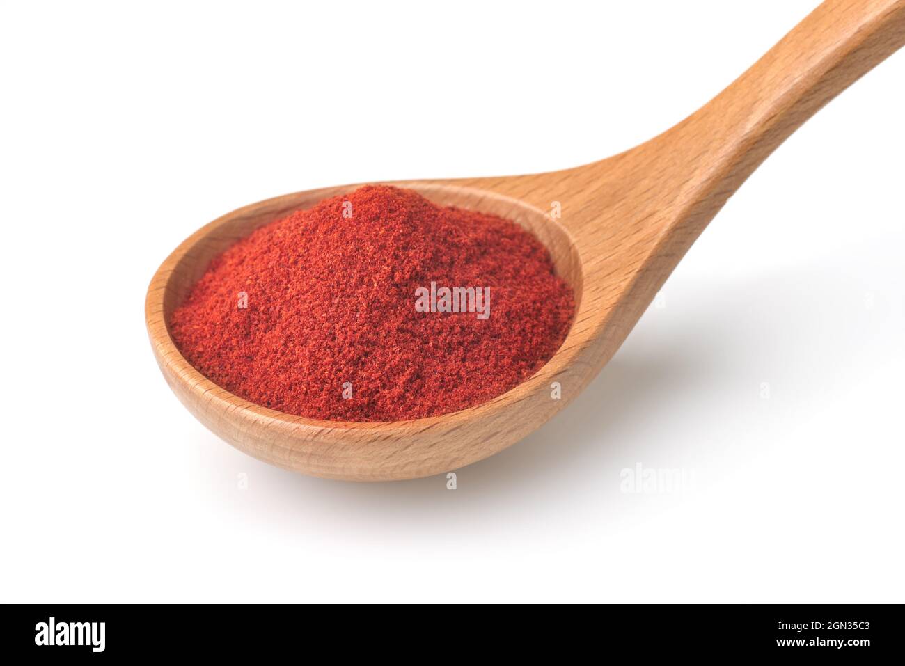 Poudre de paprika rouge dans une cuillère en bois isolée sur blanc Banque D'Images