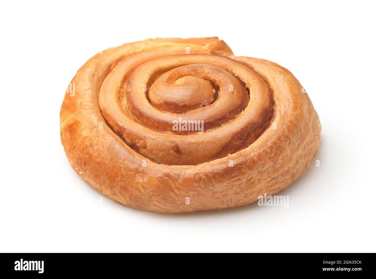 Un petit pain frais accompagné de confiture isolée sur du blanc Banque D'Images