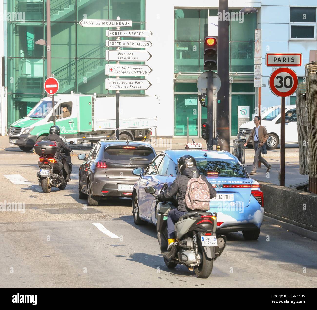 PARIS INTRODUIT LA LIMITE DE VITESSE DE 30 KM/H À L'ÉCHELLE DE LA VILLE Banque D'Images