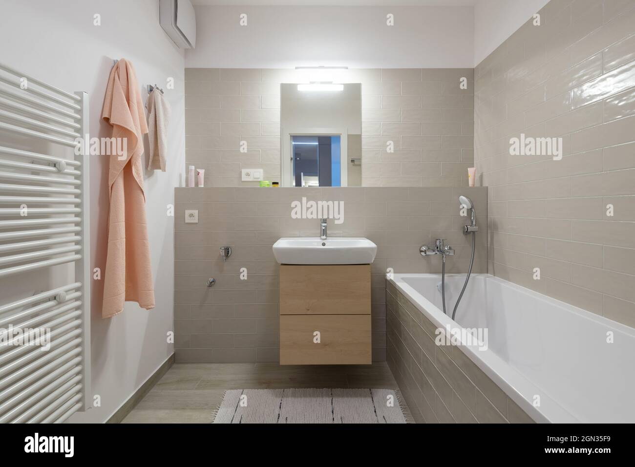 Petite salle de bains de l'appartement moderne Banque D'Images