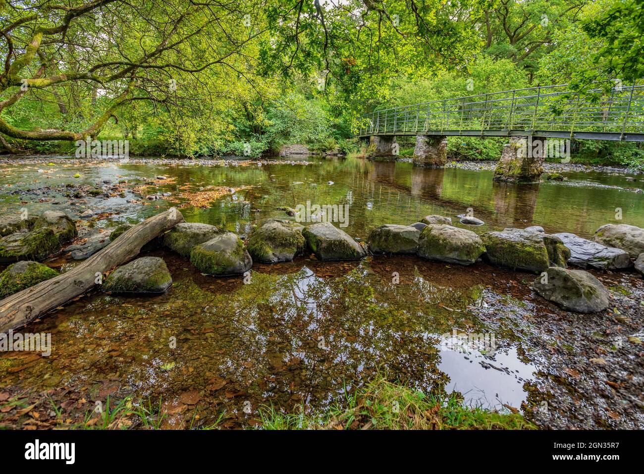 Une passerelle au-dessus de la rivière Rothay près d'Ambleside dans les lacs. Banque D'Images