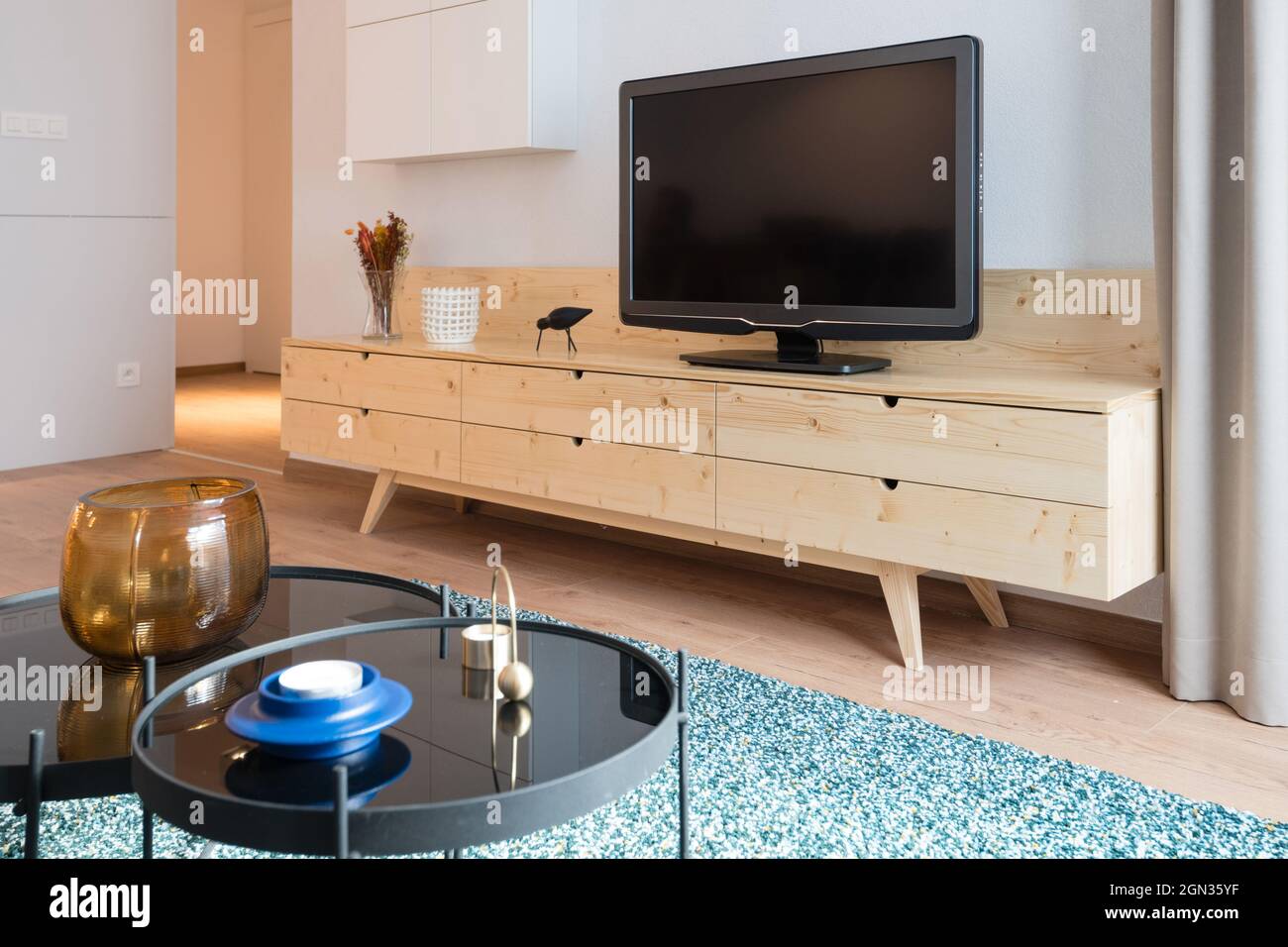 Télévision sur armoire en bois dans le salon moderne Photo Stock - Alamy