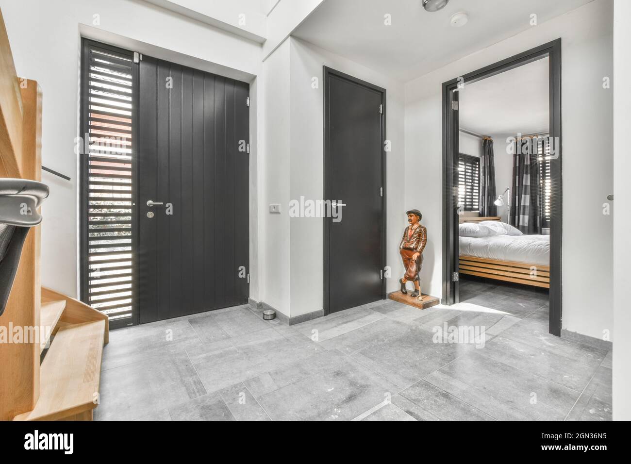 Intérieur de couloir avec murs gris et porte ouverte à la chambre dans la  grande maison moderne Photo Stock - Alamy