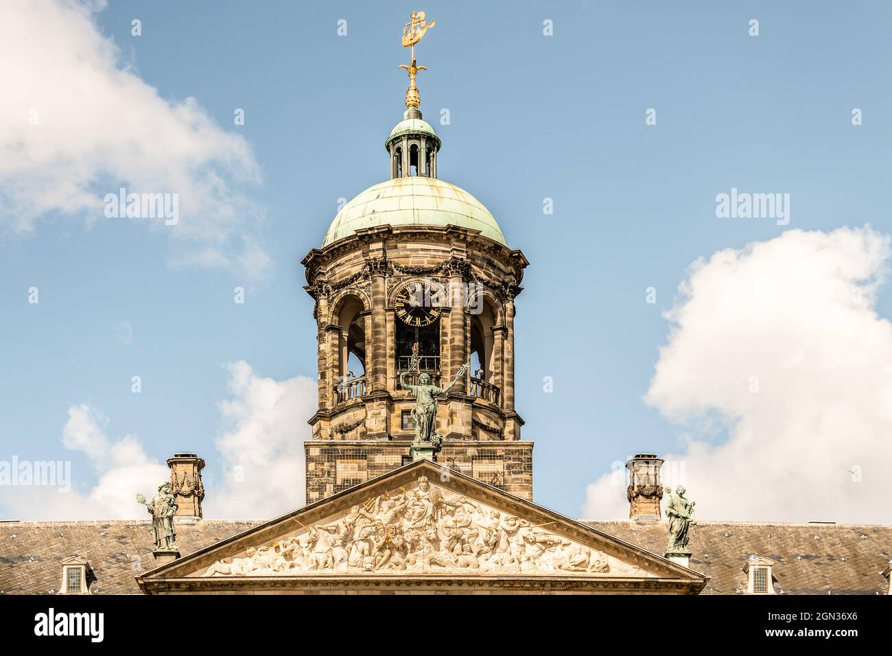 De dessous de l'ancien palais royal en pierre d'Amsterdam avec dôme sculpté relief et sculptures Banque D'Images