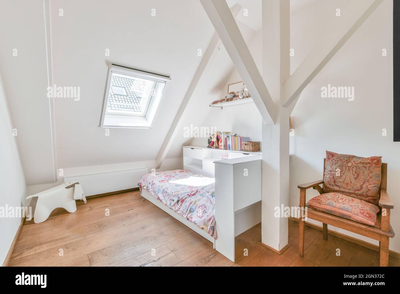 Chambre à coucher avec lit contre petit tabouret et vieux fauteuil avec  coussins décoratifs dans la maison le jour ensoleillé Photo Stock - Alamy