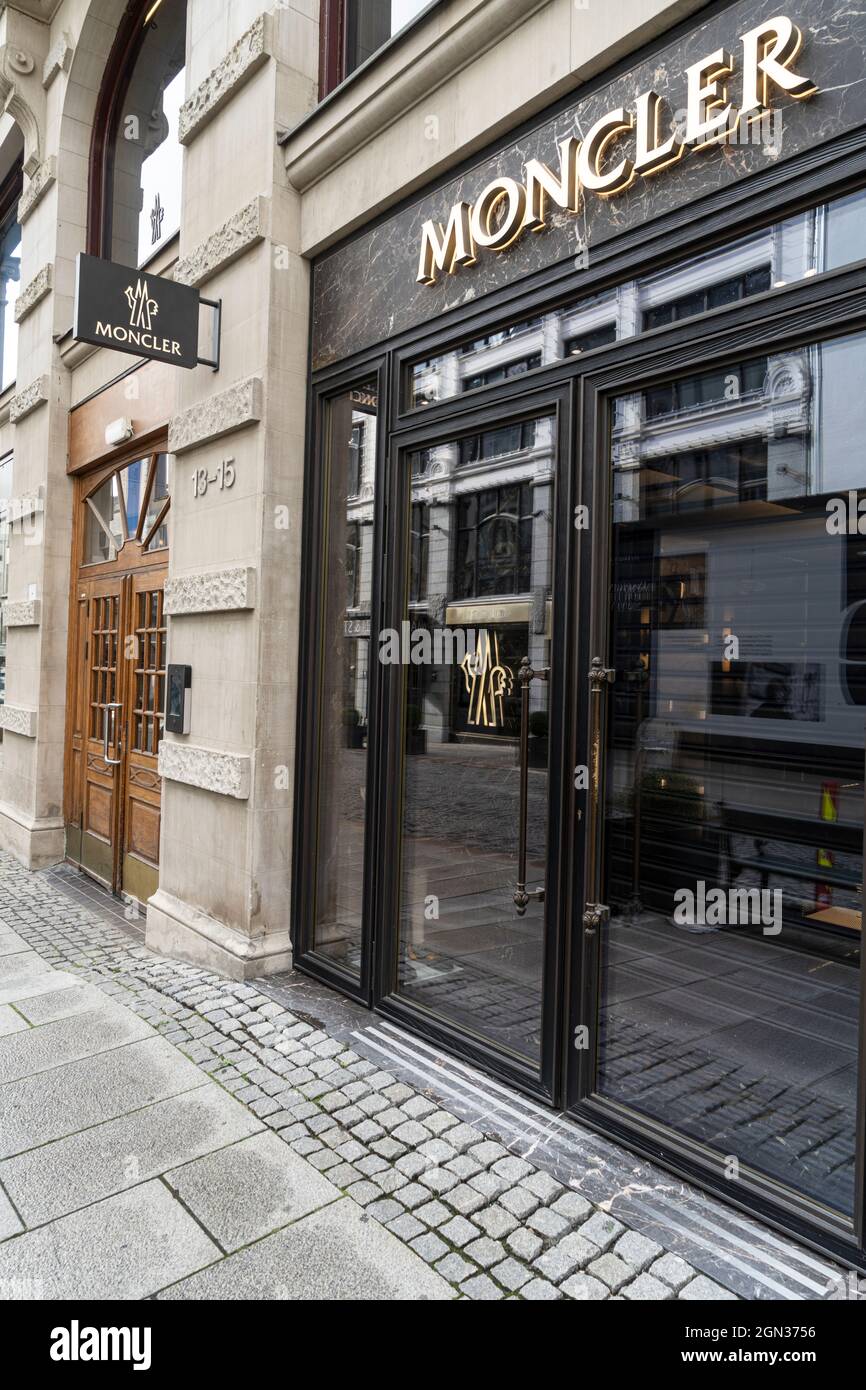 Oslo, Norvège. Septembre 2021. La vitrine de la marque Moncler dans la rue  du centre-ville Photo Stock - Alamy
