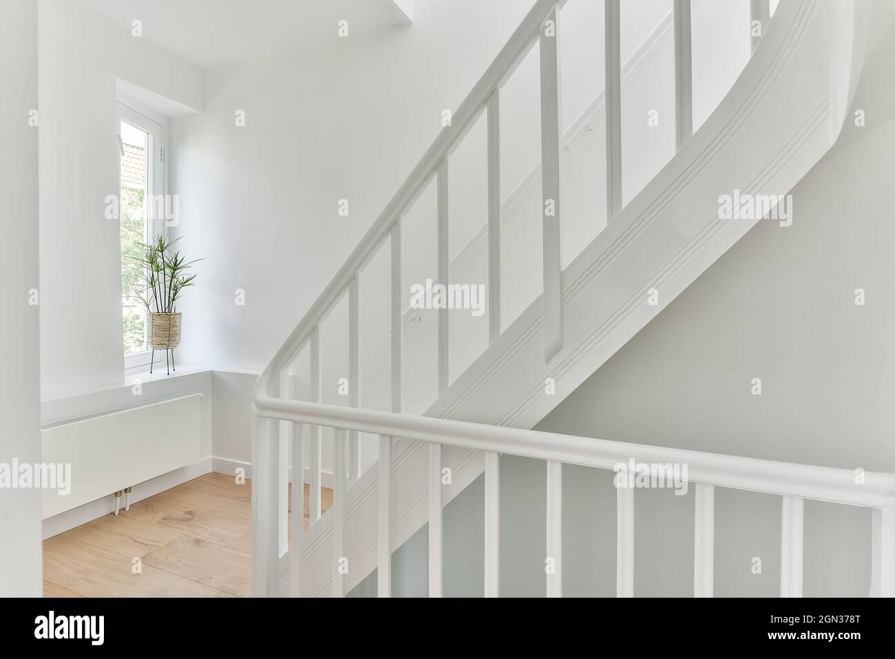 Garde-corps en bois blanc de l'escalier dans une grande maison privée avec  des murs peints de lumière Photo Stock - Alamy