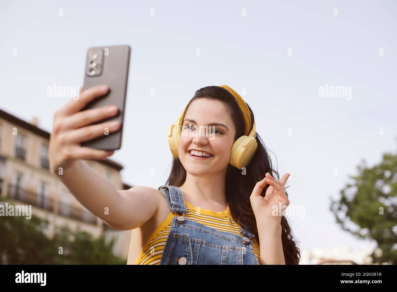 Spécialiste médical féminin en uniforme de protection et en latex, écourté et méconnu Gants vaccinant une patiente afro-américaine anonyme à clini Banque D'Images