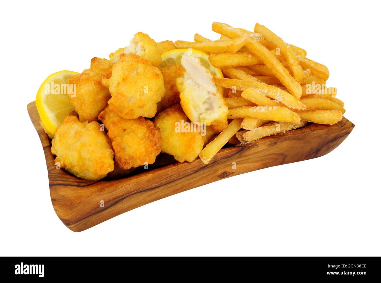 Nuggets de poulet et frites cuits au tempura dans un plat de service en bois d'olive isolé sur fond blanc Banque D'Images