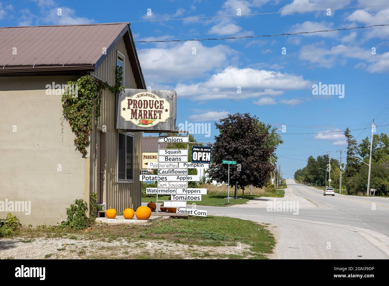Kinlough production signes du marché vendre des légumes et des produits locaux extérieur du bâtiment à Kinlough Ontario Canada Banque D'Images