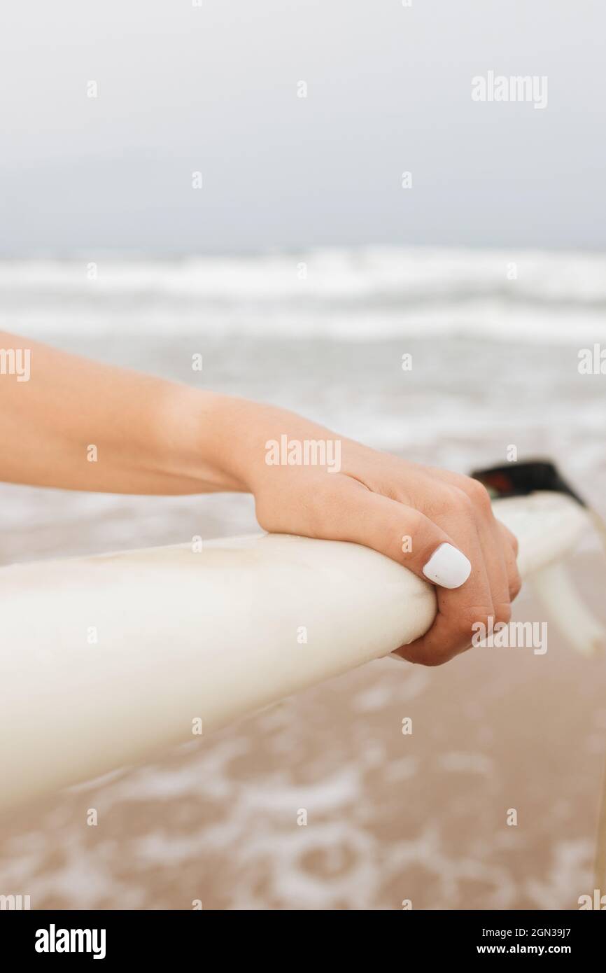 Rognez une athlète féminine méconnue avec une planche de surf à la lumière du jour Banque D'Images