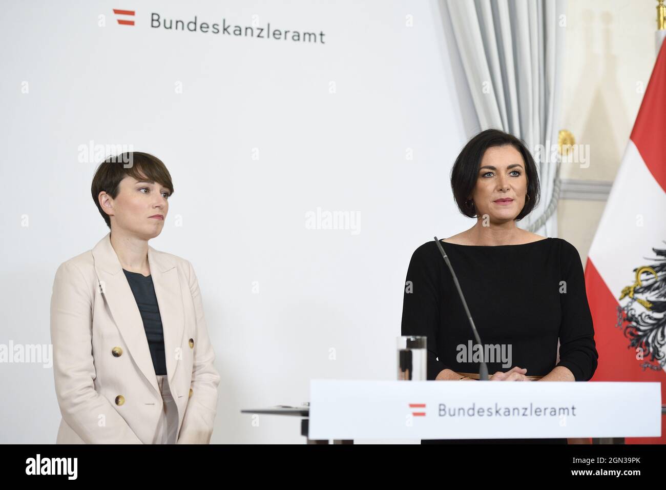 Vienne, Autriche.22th septembre 2021.Salon de la presse après le Conseil des ministres avec la présidente du Club des Verts Sigrid Maurer (L) et Elisabeth Köstinger (R), ministre fédérale de l'Agriculture, des régions et du Tourisme.Sujet : la numérisation et la règle 3G (récupération vaccinée testée). Banque D'Images