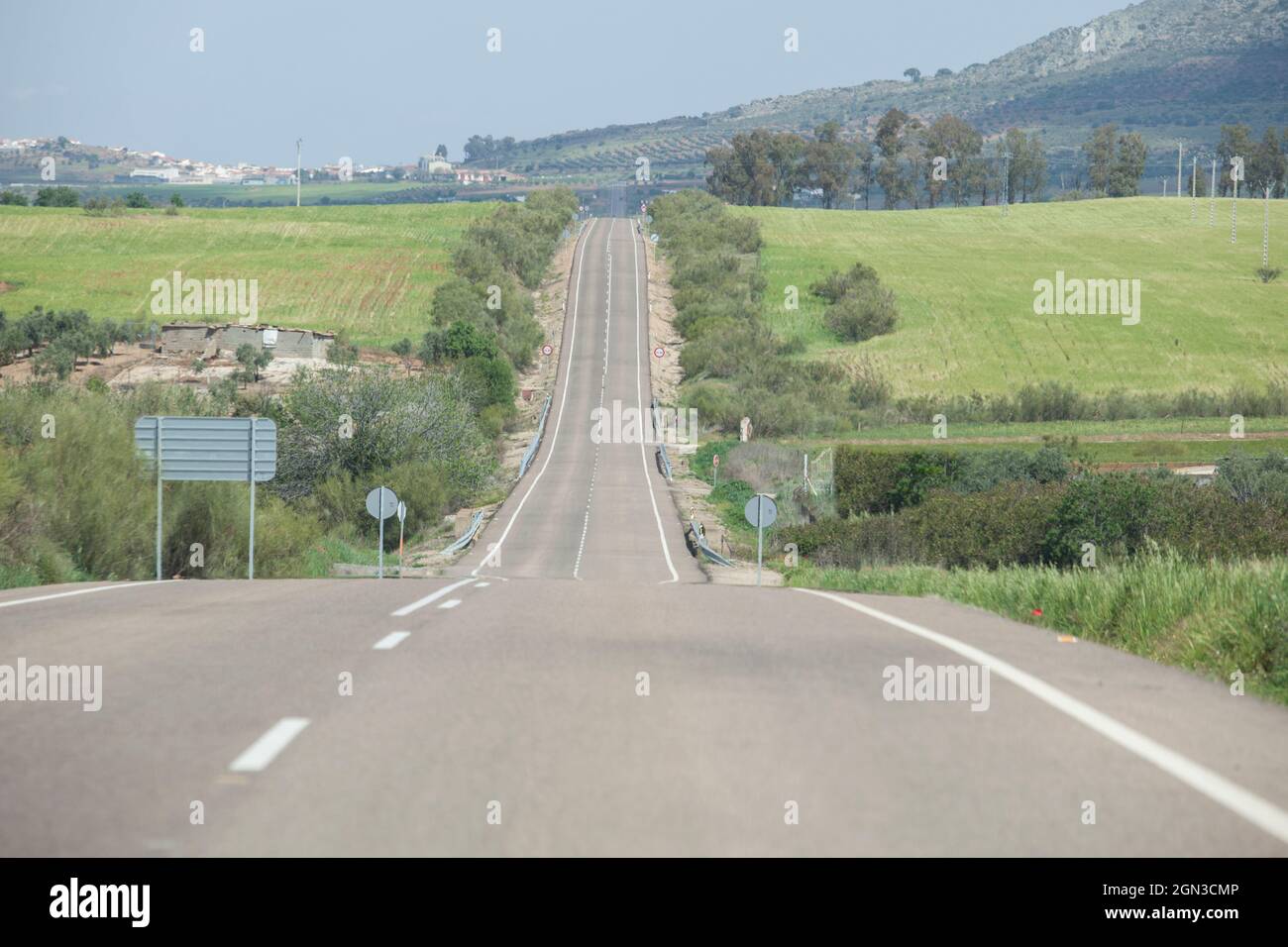 Route locale pleine de changements de pente ou de pente. Conduite le long de la Serena, Extremaduran sud-est, Espagne Banque D'Images