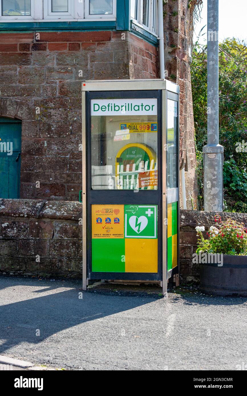Un défibrillateur dans une boîte téléphonique, gare de St. Bees, Cumbria, Royaume-Uni Banque D'Images