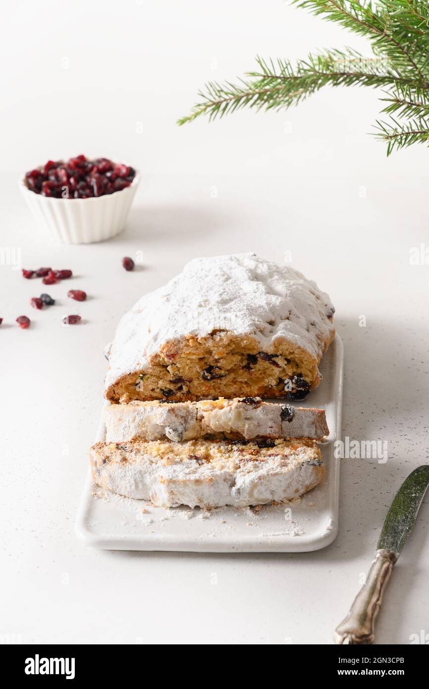 Pain allemand traditionnel de Noël sur fond blanc. Noël gâteau aux fruits. Christstollen. Format vertical. Banque D'Images
