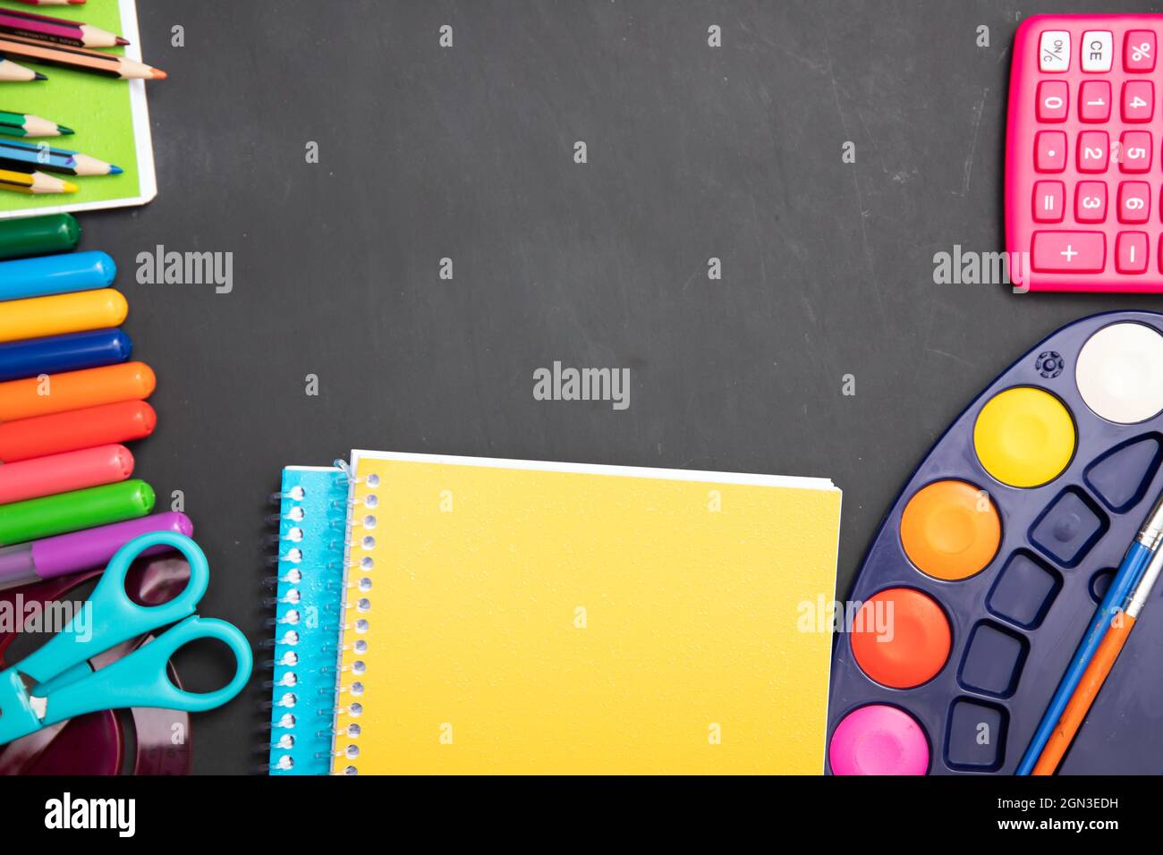 Éducation, concept de retour à l'école. Fournitures scolaires sur tableau noir avec espace de copie. Banque D'Images