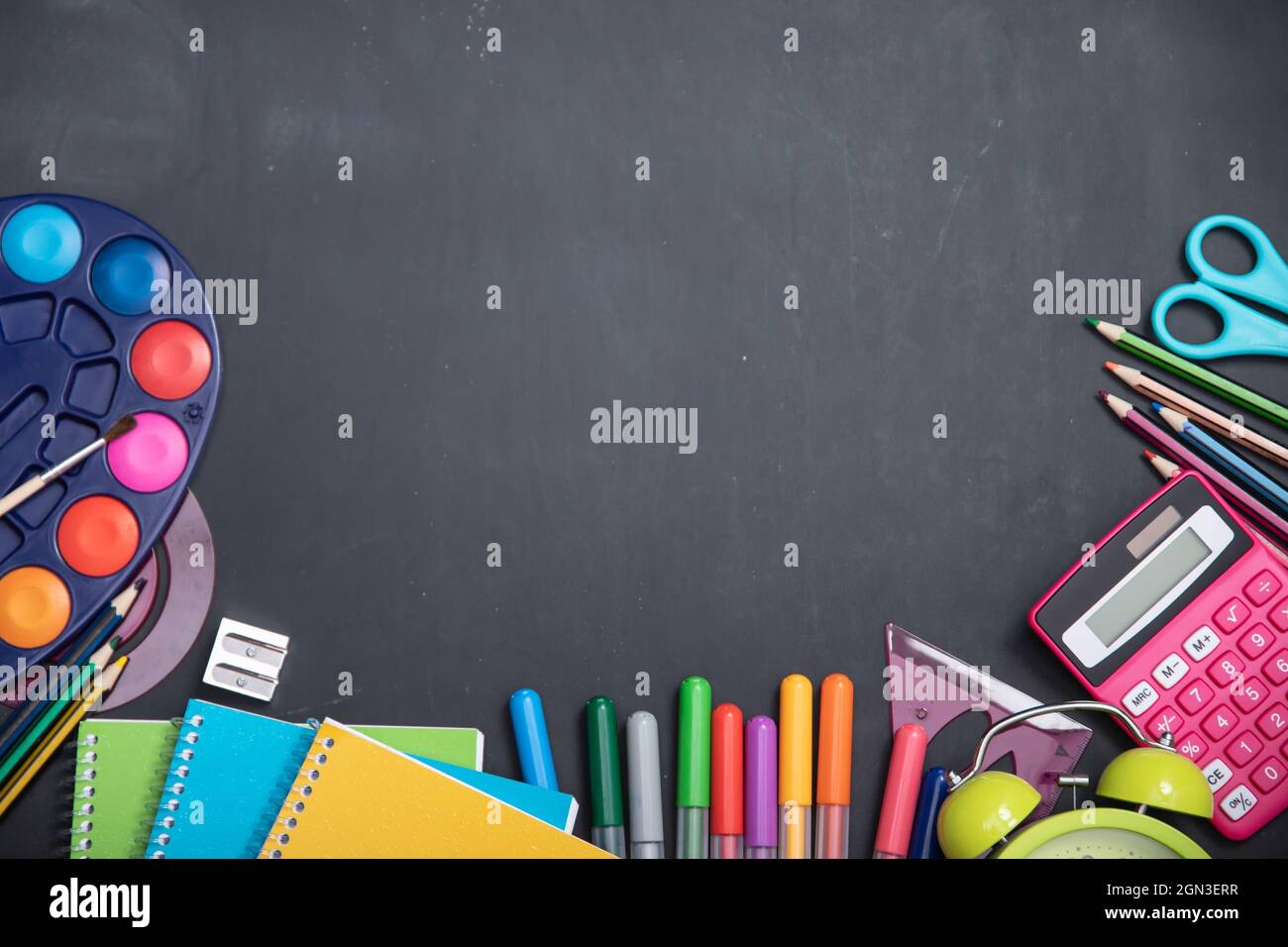 Éducation, concept de retour à l'école. Fournitures scolaires sur tableau noir avec espace de copie. Banque D'Images