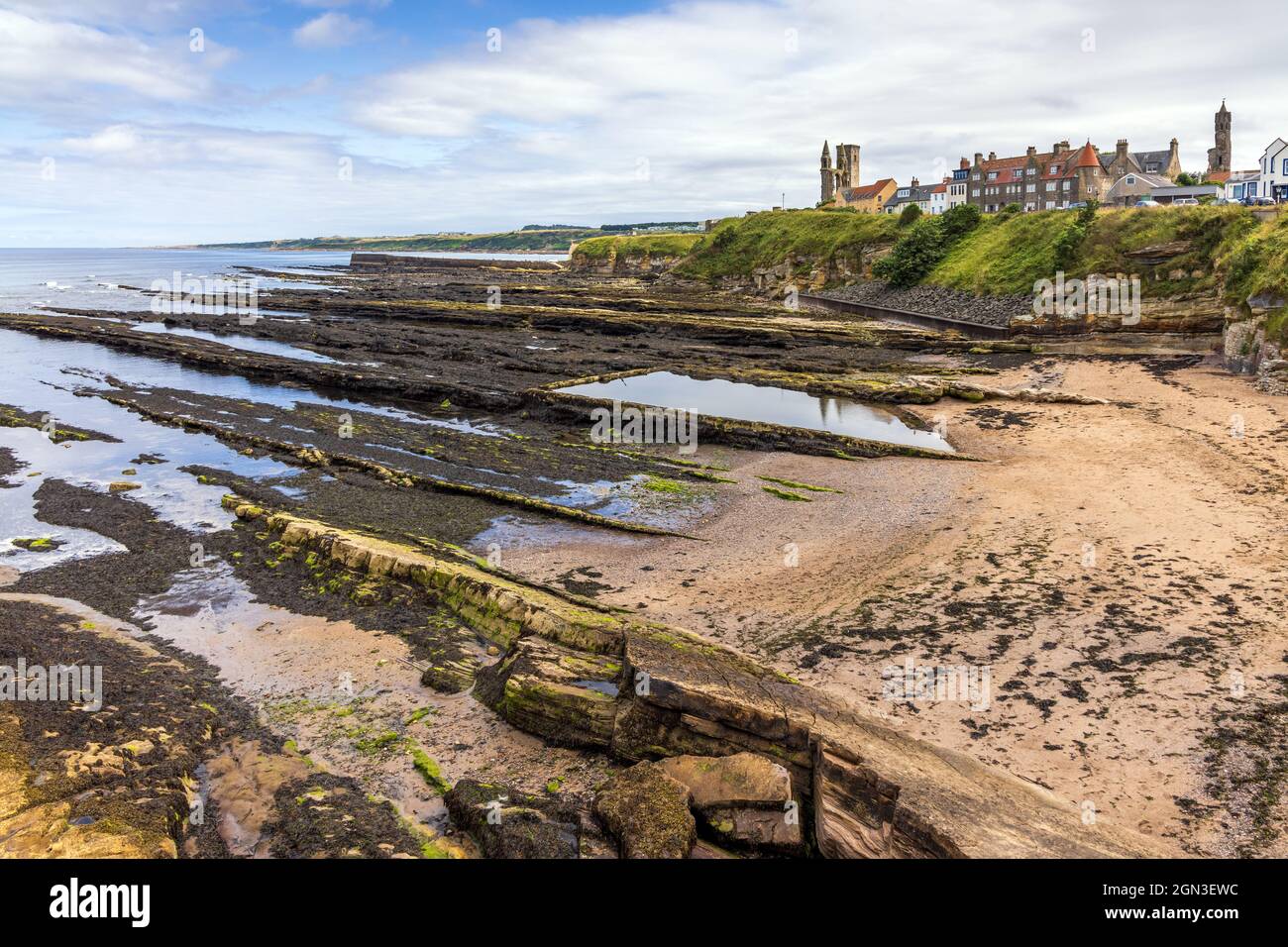 Castle Sands et l'ancienne piscine de St Andrews à Fife, avec la cathédrale et la tour de St Rule au loin. Banque D'Images