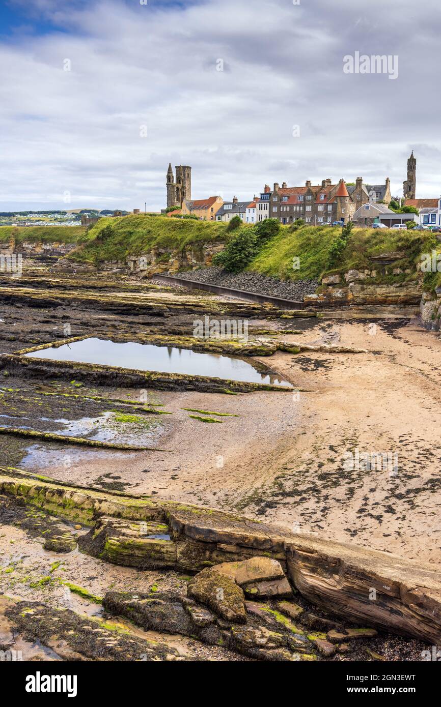 Castle Sands et l'ancienne piscine de St Andrews à Fife, avec la cathédrale et la tour de St Rule au loin. Banque D'Images