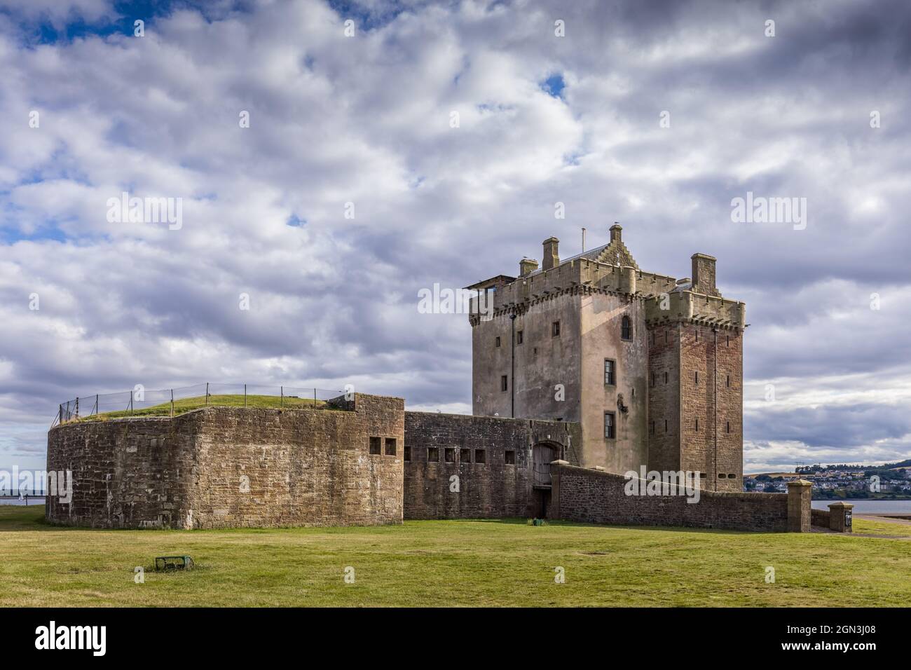 Le château de Broughty est un château historique situé sur les rives de la rivière Tay, à Broughty Ferry, Dundee, en Écosse. Banque D'Images