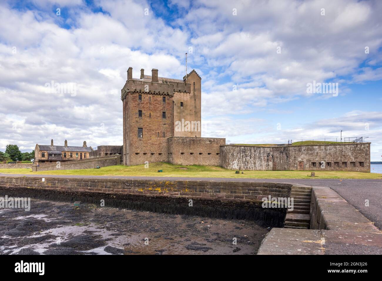 Le château de Broughty est un château historique situé sur les rives de la rivière Tay, à Broughty Ferry, Dundee, en Écosse. Banque D'Images