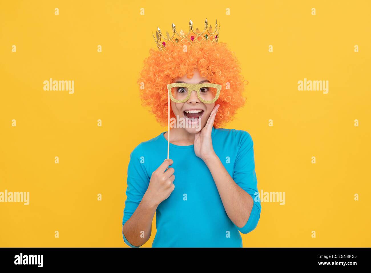 bonne enfance. fête d'anniversaire des filles. joyeux gamin drôle dans la perruque et couronne. Banque D'Images