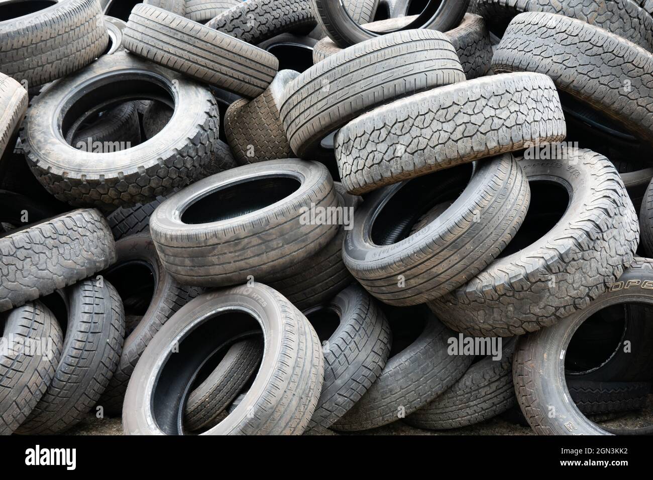 Pile de pneus usés prêts à être recyclés Banque D'Images