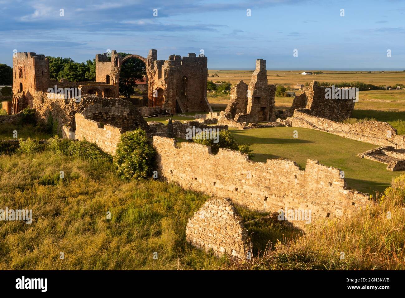 Les ruines du Prieuré de Lindisfarne sur l'île Sainte sous le soleil du soir Banque D'Images