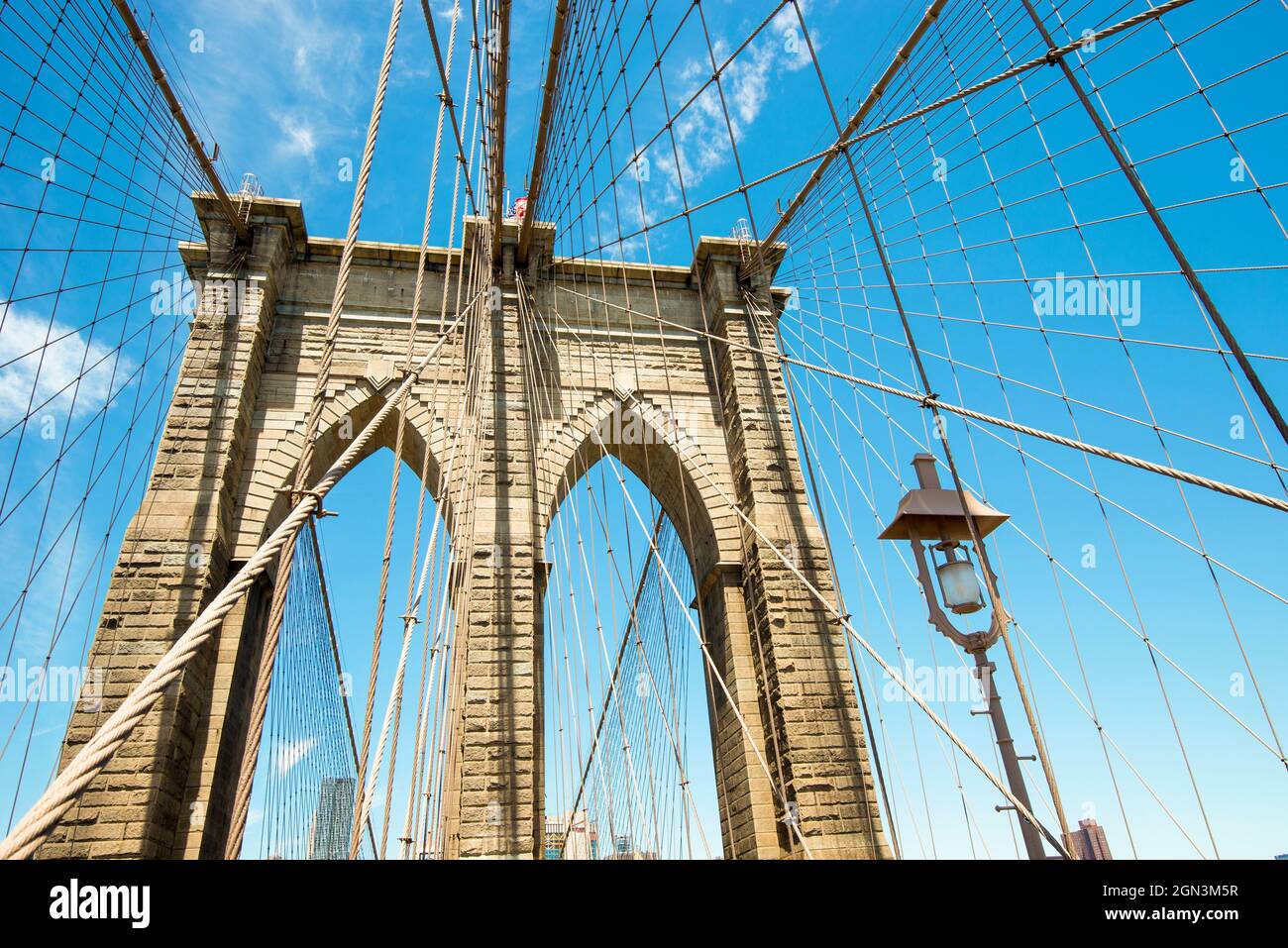 Les arcades et les cordes du pont de Brooklyn, New York, États-Unis. Banque D'Images