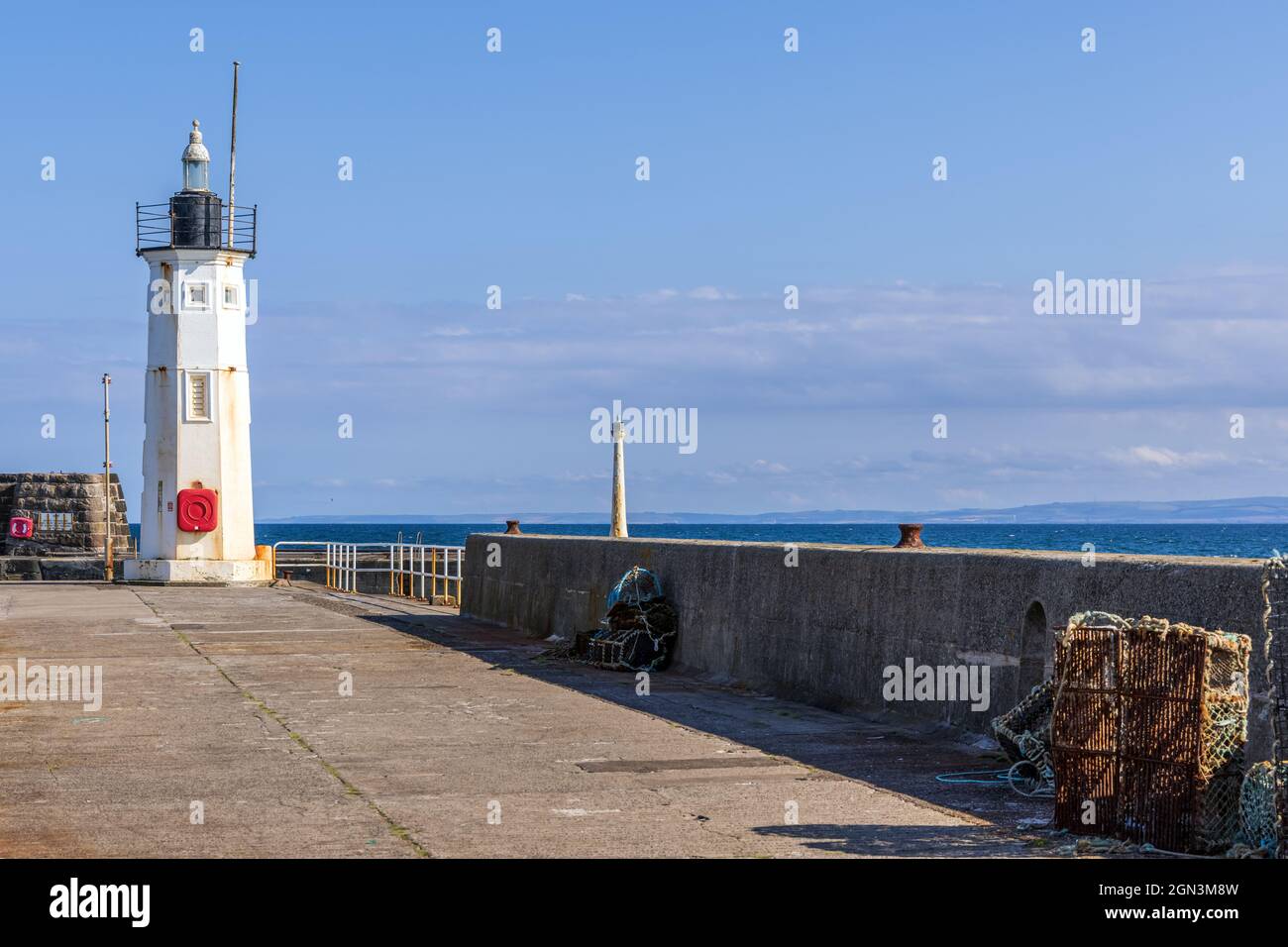 Le phare au bout du port d'Anstruther.Anstruther est un petit village de pêcheurs sur la rive nord du Firth of Forth, Fife, en Écosse. Banque D'Images