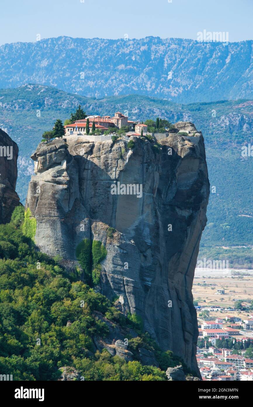 Meteora, Grèce. Monastères chrétiens construits sur d'énormes rochers Banque D'Images
