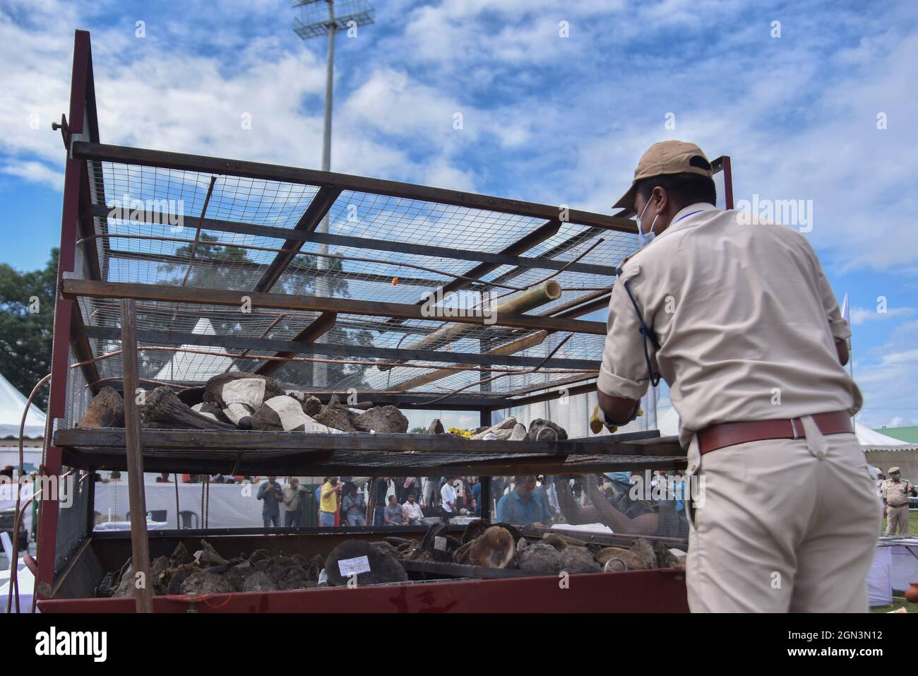 Assam, stade de Bokakhat dans le district de Golaghat, dans l'État d'Assam, dans le nord-est de l'Inde. 22 septembre 2021. Un représentant de la forêt expose des cornes de rhinocéros saisies de différentes opérations, avant des brûler lors d'une cérémonie spéciale au stade Bokakhat dans le district de Golaghhat, dans l'État d'Assam, dans le nord-est de l'Inde, le 22 septembre 2021. Credit: STR/Xinhua/Alay Live News Banque D'Images