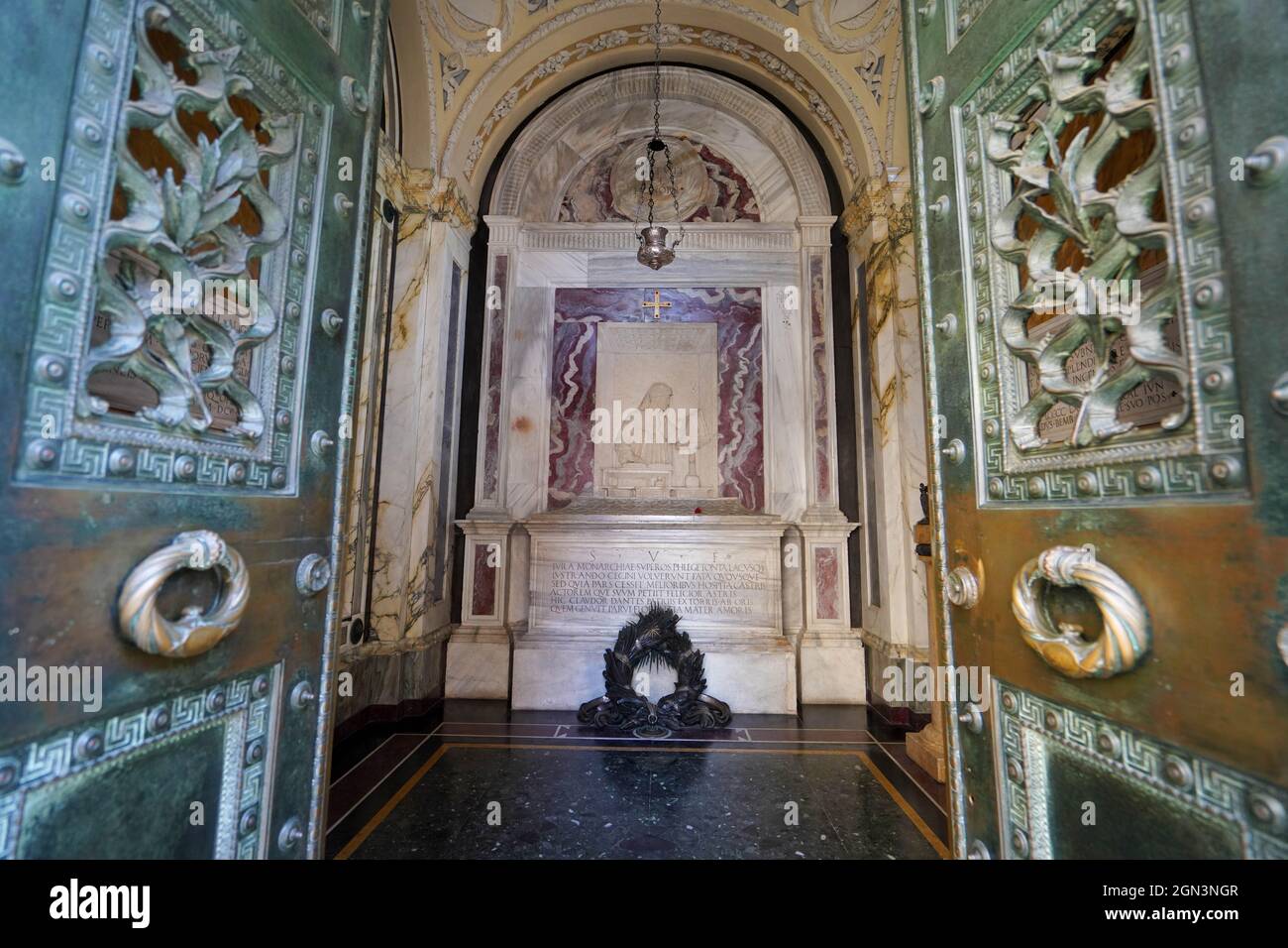 RAVENNE, ITALIE - 10 AOÛT 2021 : portes ouvertes du sépulcre de Dante Alighieri, tombeau du poète italien à Ravenne célébration de 700 ans après la mort du poète Banque D'Images