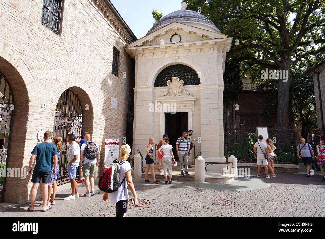 RAVENNE, ITALIE - 10 AOÛT 2021 : personnes visitant le tombeau du poète italien Dante Alighieri à Ravenne à l'occasion du 700e anniversaire de sa naissance Banque D'Images