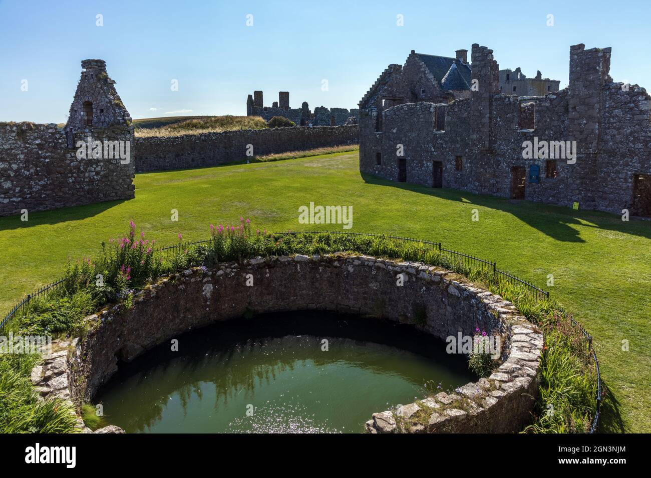 Vestiges de la forteresse médiévale, le château de Dunnottar, situé sur un promontoire rocheux sur la côte nord-est de l'Écosse, près de Stonehaven, Aberdeenshire. Banque D'Images