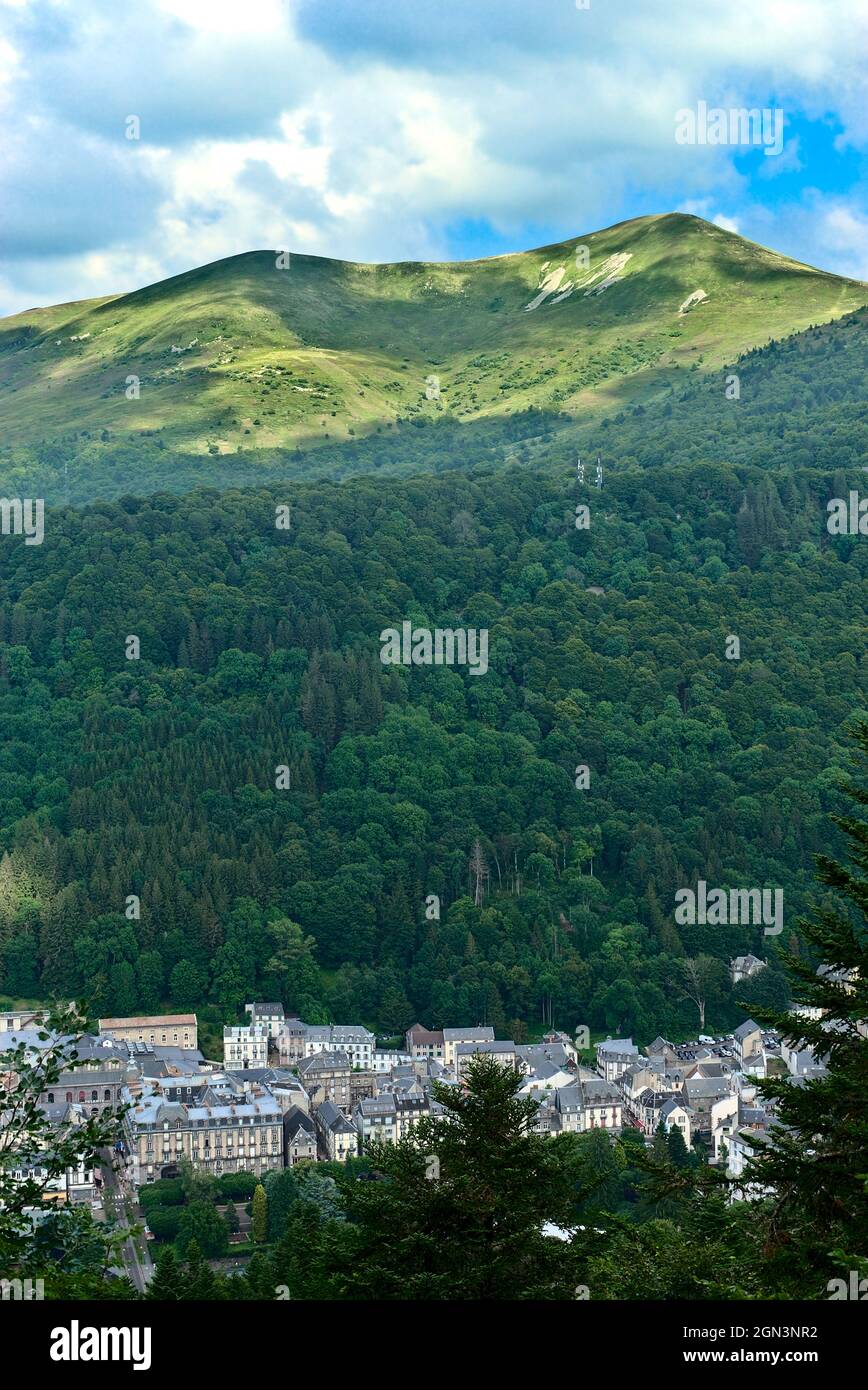 Vue sur le Mont-Dore, village d'Auvergne, Puy-de-Dome, dans le parc régional des volcans d'Auvergne Banque D'Images