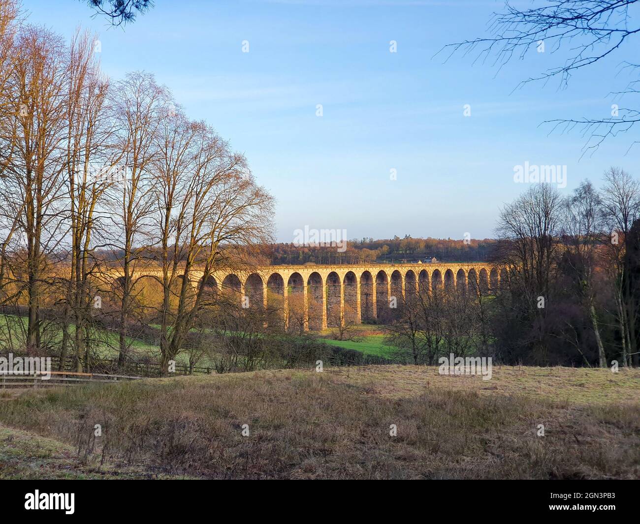 Le viaduc de Crimple Valley près de Harrogate brille dans la lumière du soleil du soir Banque D'Images
