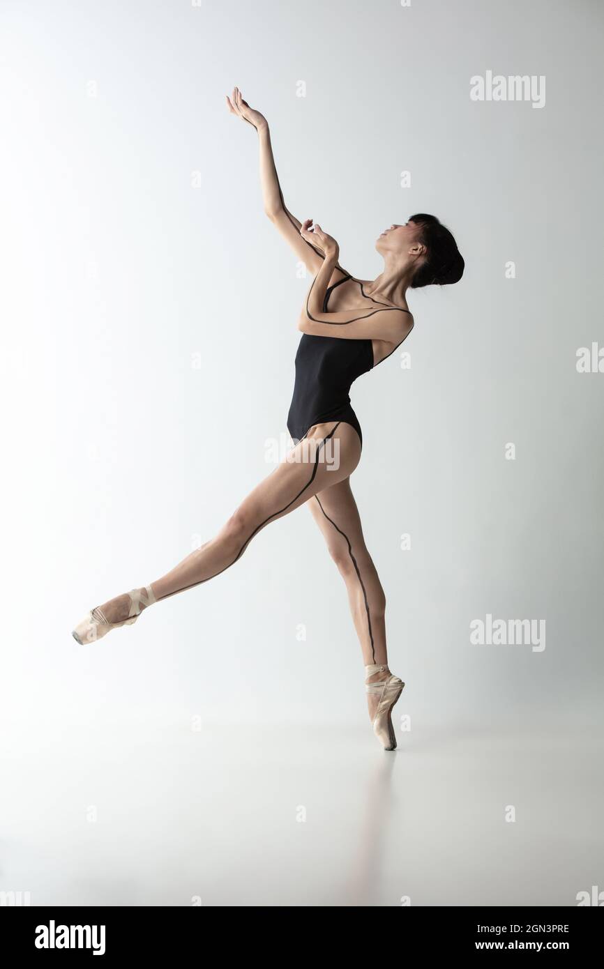 Danseuse de ballet japonaise, danse ballerine isolée sur fond gris clair de  studio. Art, mouvement, action, flexibilité, inspiration concept Photo  Stock - Alamy