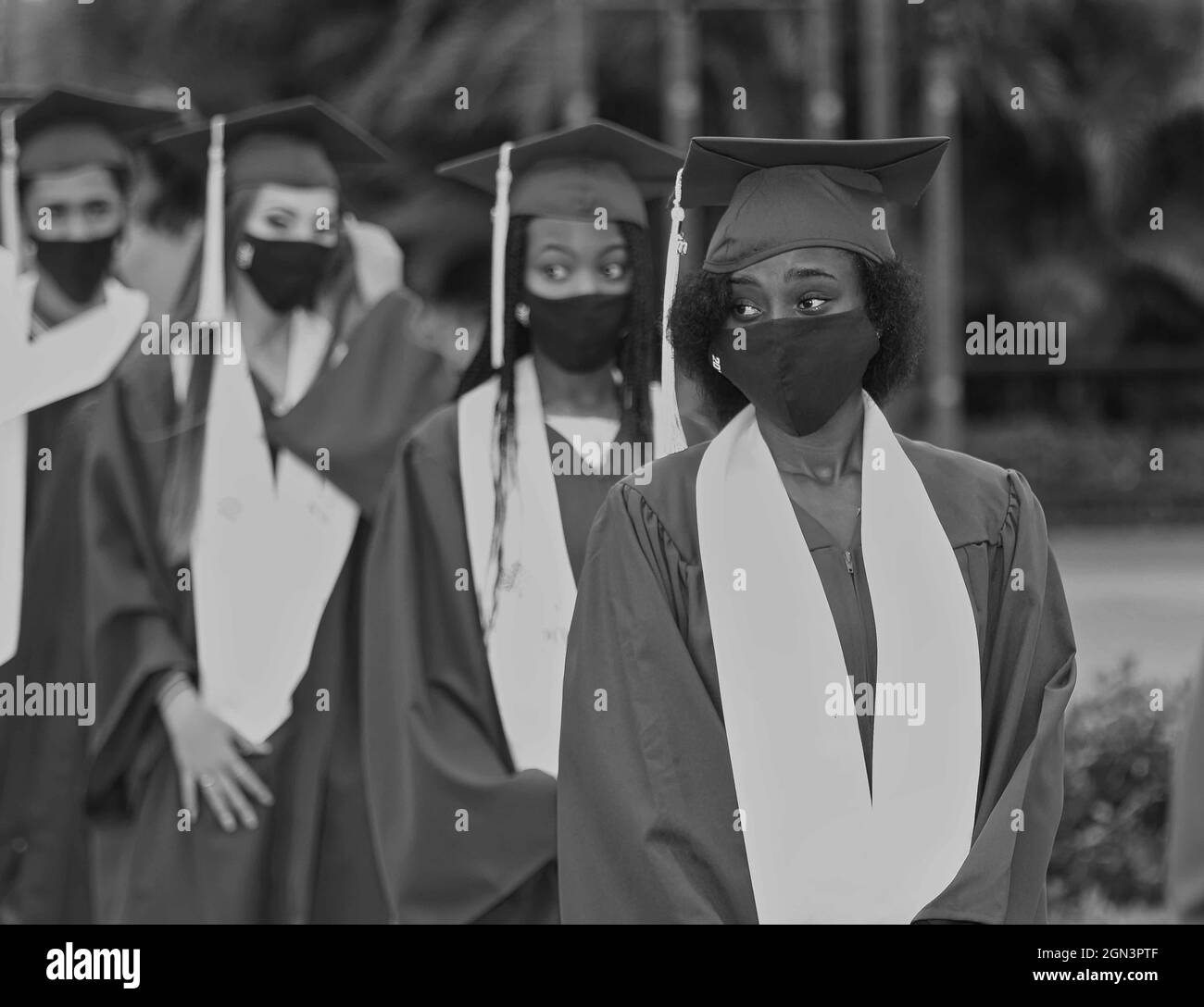 Graduation dans les masques en raison de COVID 19 - Corona virus.les diplômés avaient ro port des masques Banque D'Images