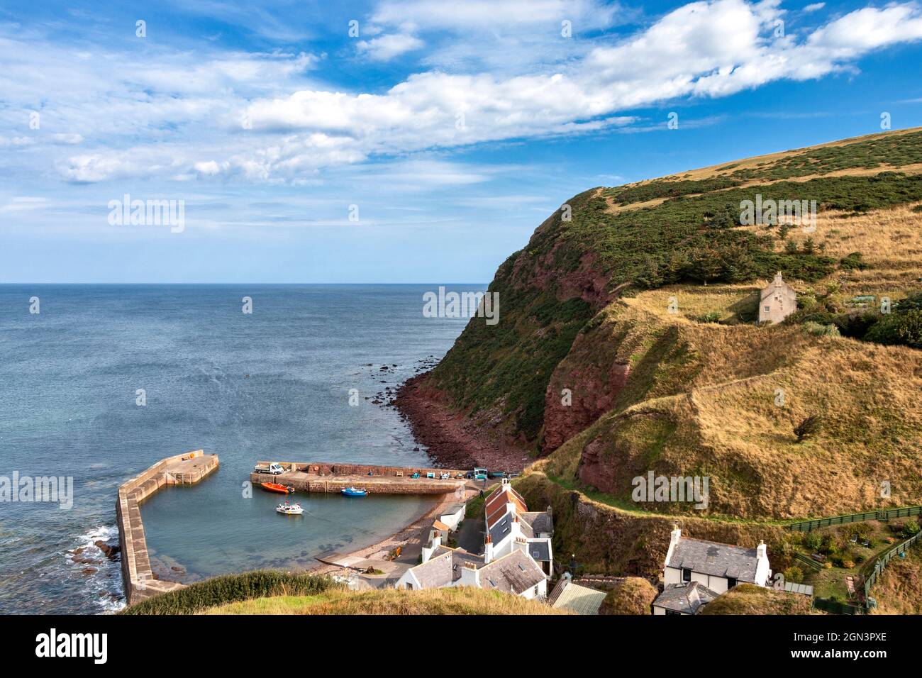 PENNAN ABERDEENSHIRE MAISONS D'ÉCOSSE QUI SURPLOMBENT LA BAIE DE PENNAN ET LE PETIT PORT LE MATIN DE L'ÉTÉ Banque D'Images