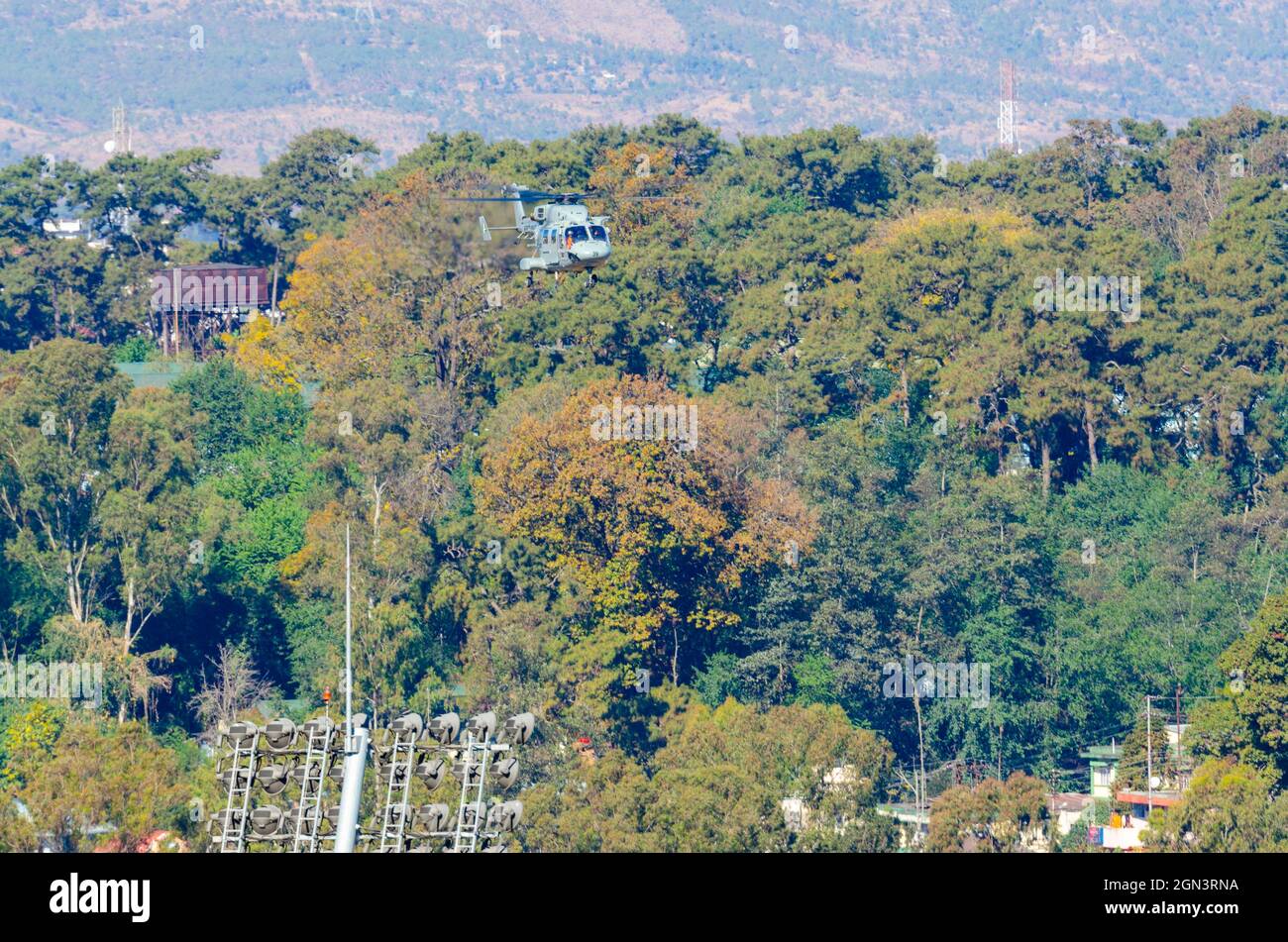 Dhruv, un hélicoptère léger de pointe développé par Hindustan Aeronautics Limited, vole près du sol, à quelques pieds au-dessus du sommet des arbres. Banque D'Images